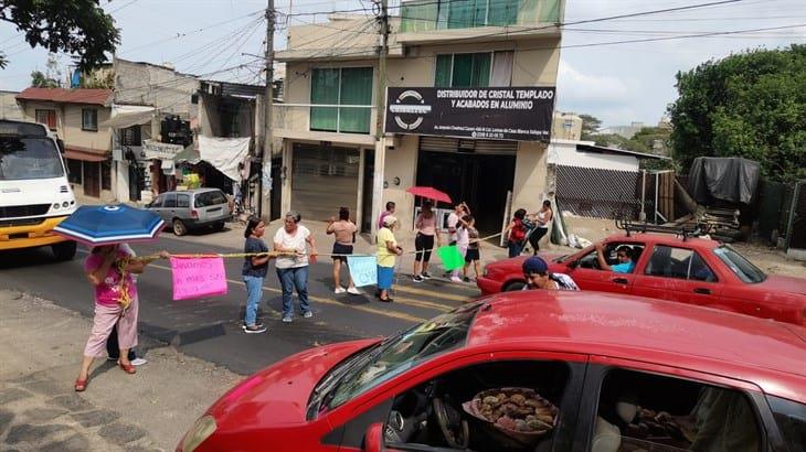 Caos vial en Xalapa por bloqueos de vecinos sin agua desde hace un mes