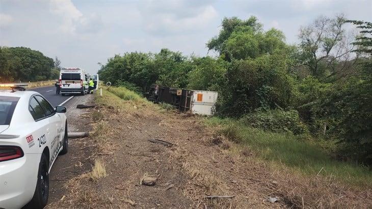 Vuelca tráiler en la Autopista La Tinaja - Cosamaloapan