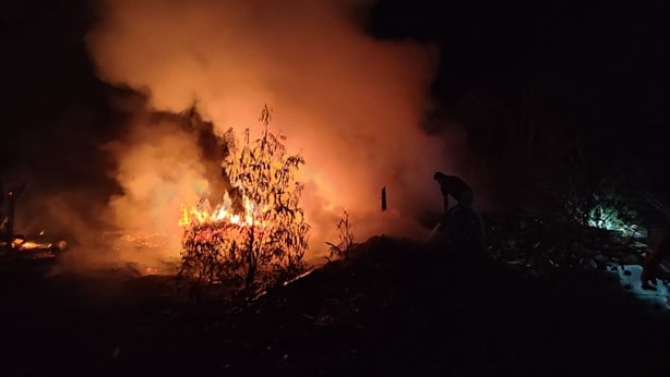 Combaten incendio de pastizal en Paso de Ovejas