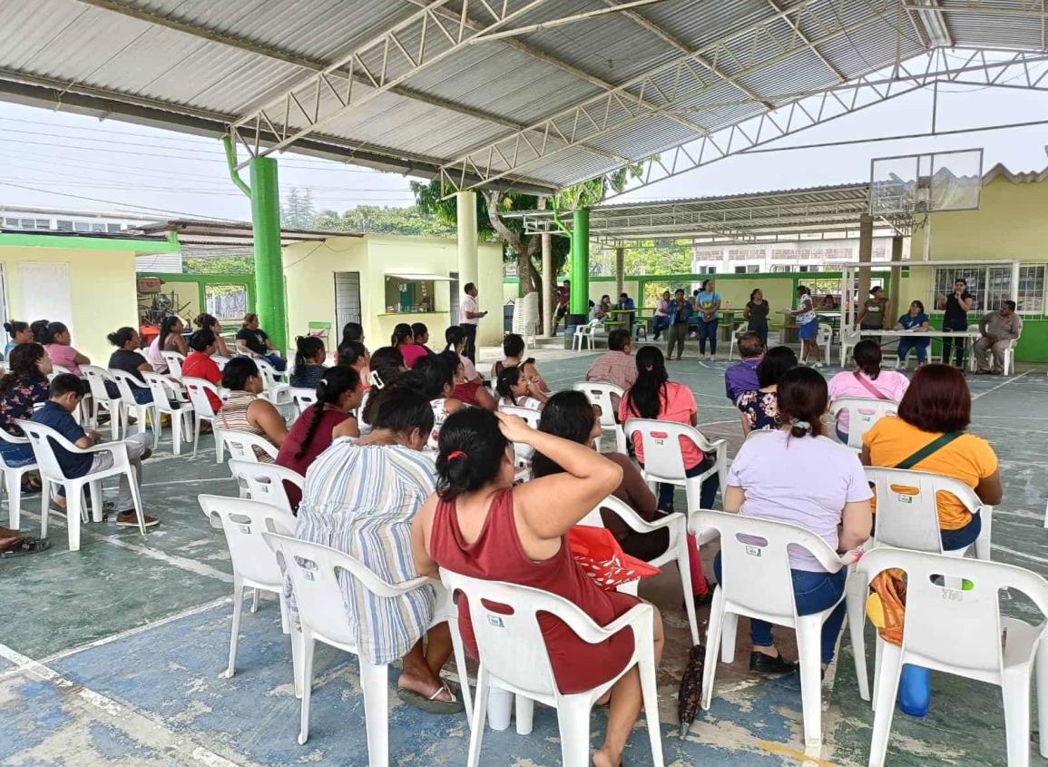 Tesorero no entrega cuentas en primaria de Villa Cuichapa