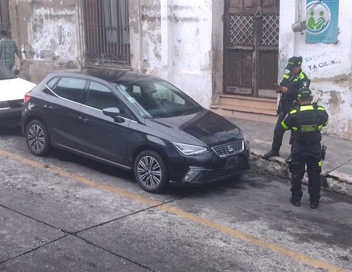 Reportan robo de placas a vehículo en el centro de Córdoba ¡a plena luz del día!