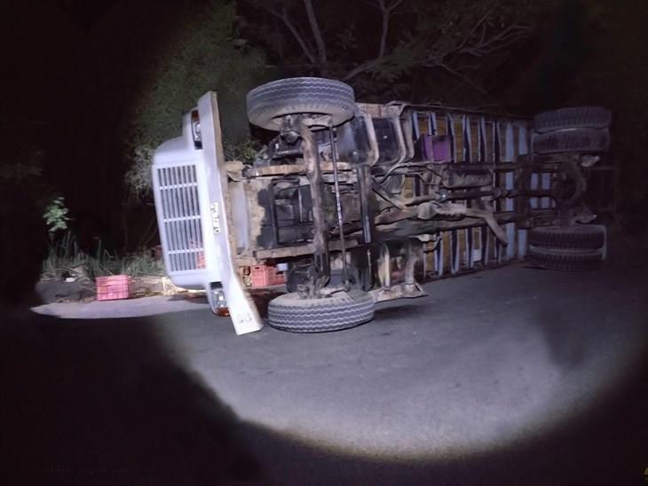 Se registra volcadura de camión con carga en Martínez 