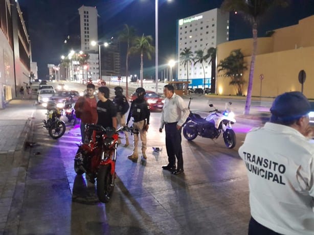 Chocan moto y automóvil frente a Plaza Sol, en Boca del Río