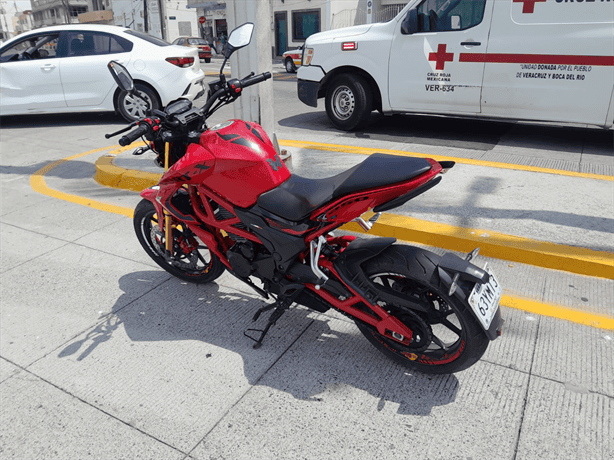 Joven motociclista impacta auto en bulevar Manuel Ávila Camacho