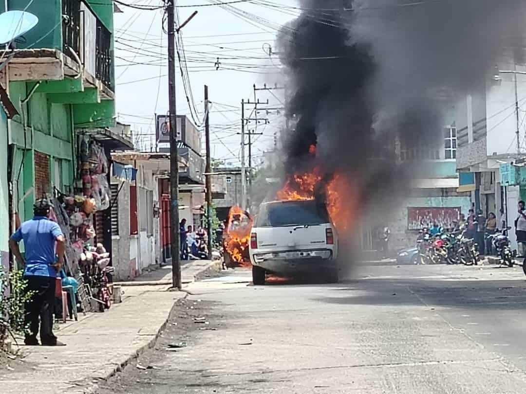 Por corto circuito se incendia camioneta en Hueyapan de Ocampo