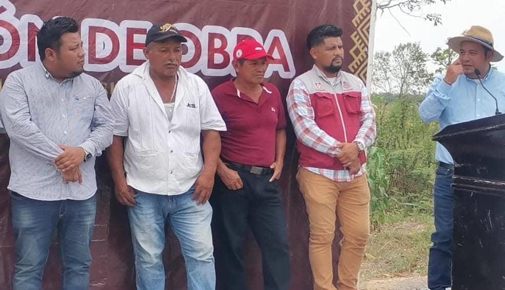 Tres comunidades de Ixhuatlán resultaron beneficiados por encarpetado asfáltico