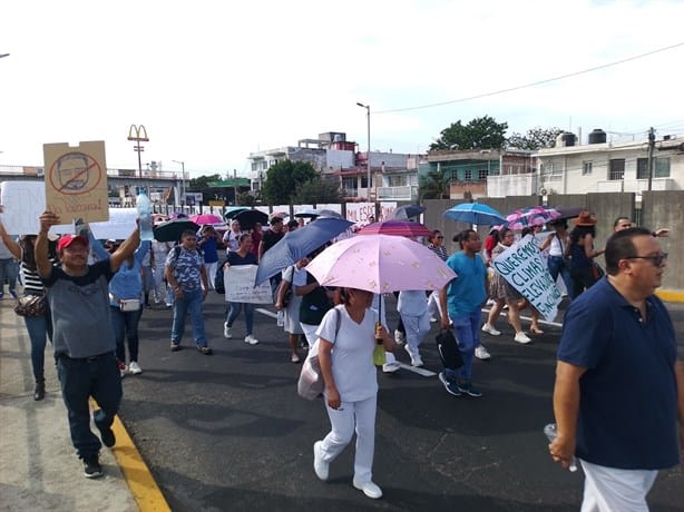 Trabajadores del IMSS protestan sobre la avenida Cuauhtémoc, en Veracruz | VIDEO