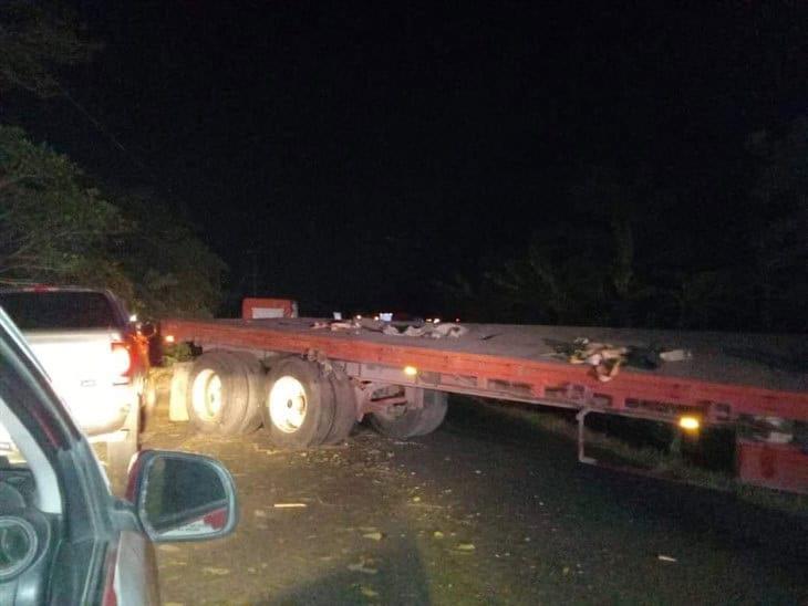 ¡Queda atravesado! tráiler termina fuera de la carretera Misantla-Martínez