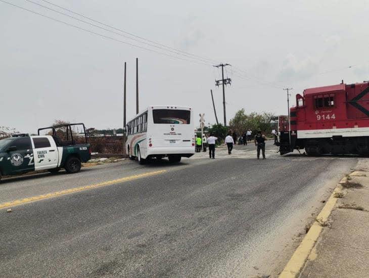 Lo que sabemos del choque entre el tren y un autobús de petroleros, ¿cómo ocurrió la tragedia?