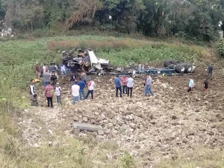 Tráiler sin frenos golpea a vehículo y cae a un voladero en la carretera Xalapa-Perote