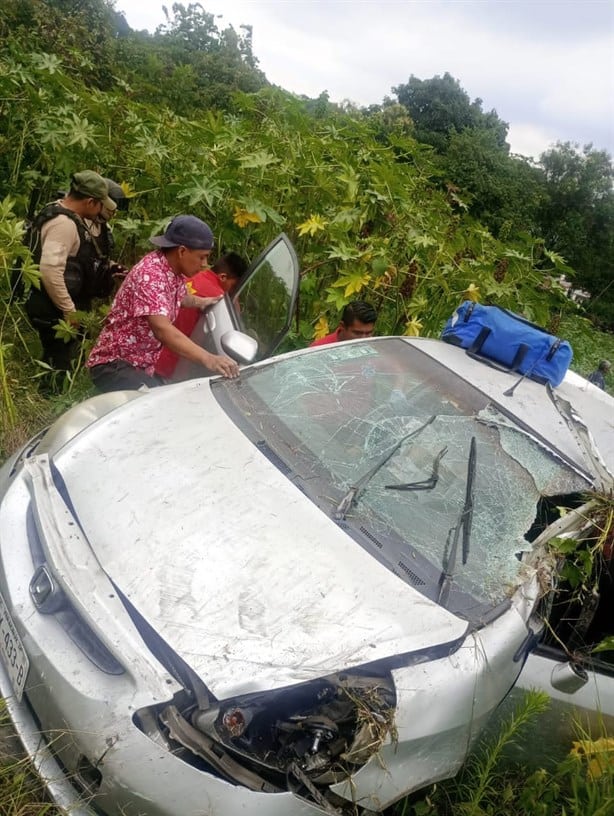 Tráiler sin frenos golpea a vehículo y cae a un voladero en la carretera Xalapa-Perote