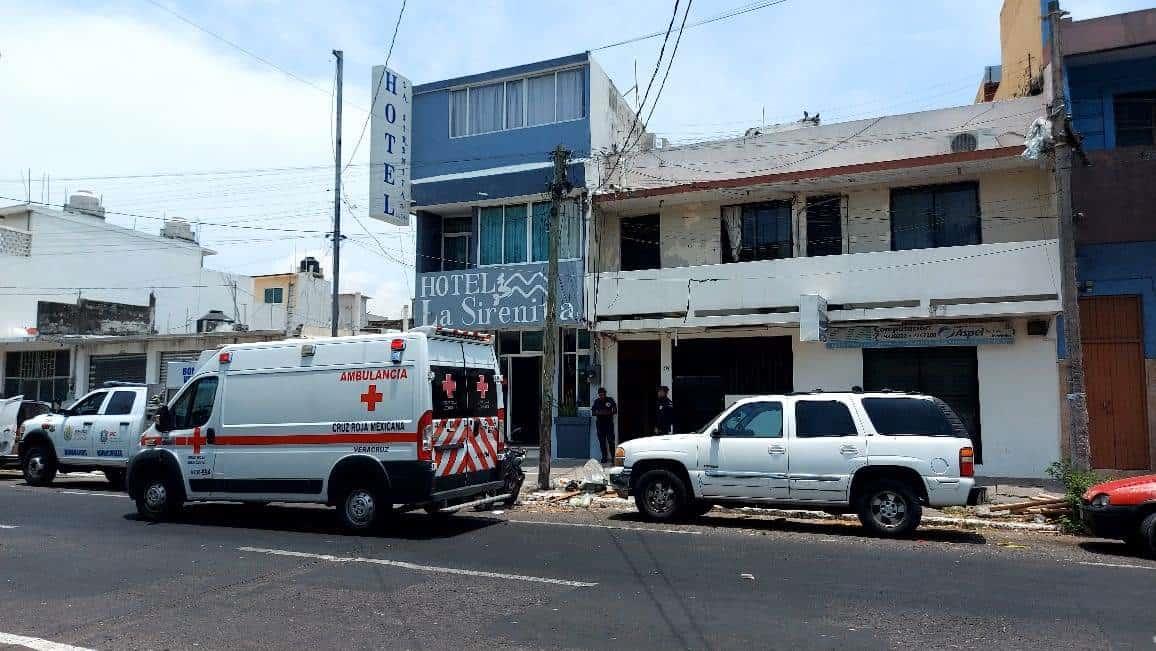 Rescatan a doña Robertina en rápida acción de Bomberos de Veracruz