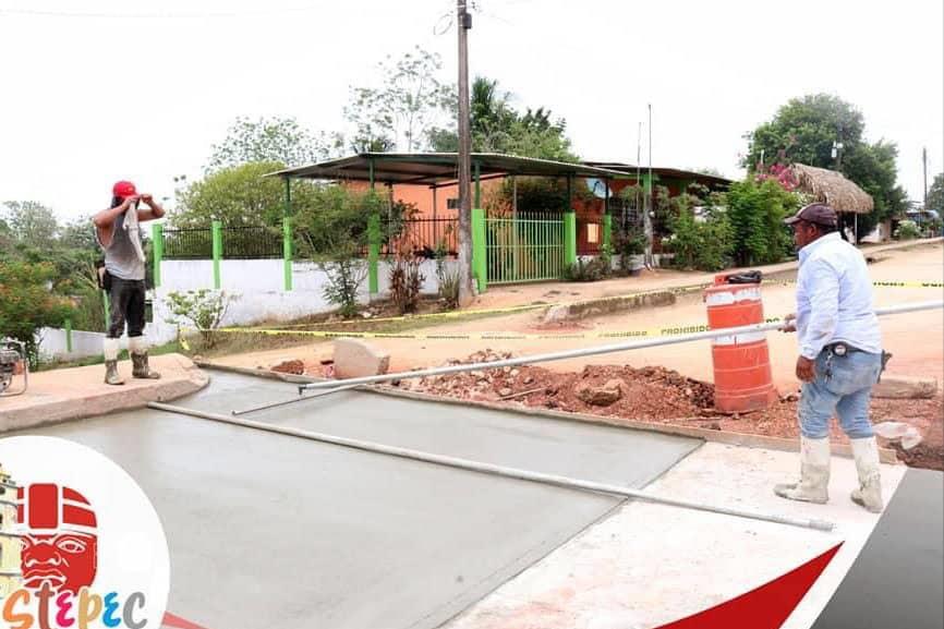 Supervisa alcalde de Texistepec introducción de pavimento hidráulico en Hipólito Landero