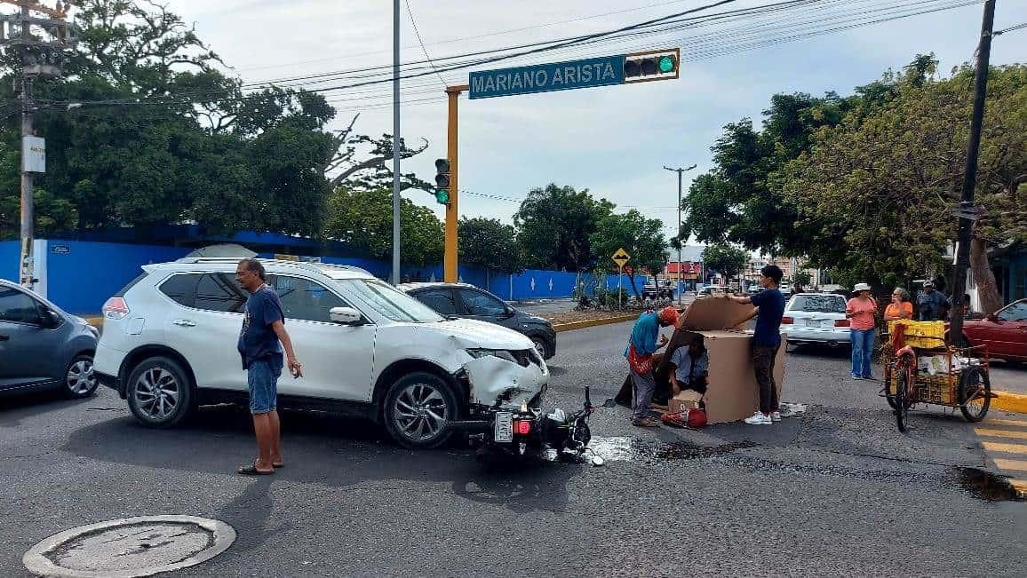 Mujer en moto se fractura la pierna al chocar contra camioneta en Veracruz