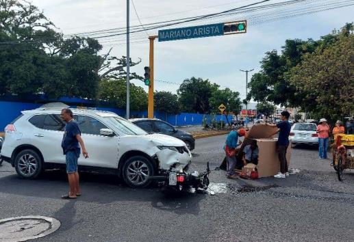 Mujer en moto se fractura la pierna al chocar contra camioneta en Veracruz