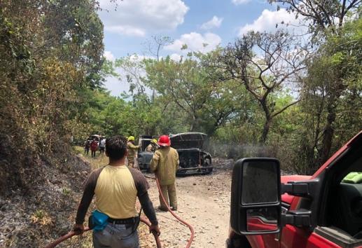 Tras robo frustrado, incendian camioneta de Pepsi en Misantla; ¿qué ocurrió?