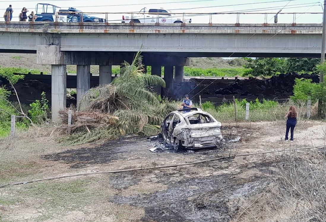 Automóvil se incendia al caer de puente en la carretera Boca del Río – Antón Lizardo; salvan a 3 jóvenes | VIDEO