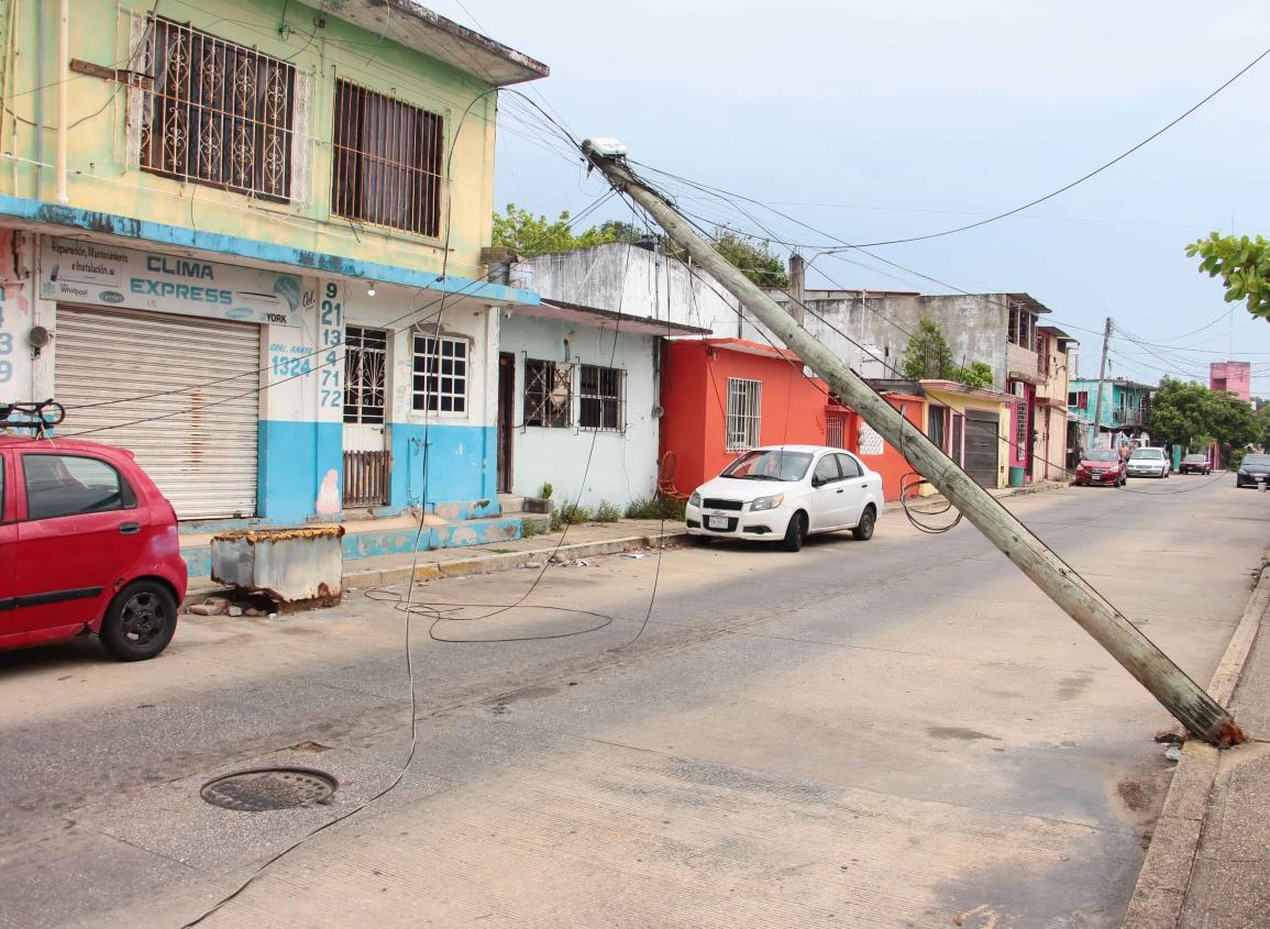 Temen porteños que deteriorados postes vuelvan a causar tragedia en Coatzacoalcos l VIDEO 
