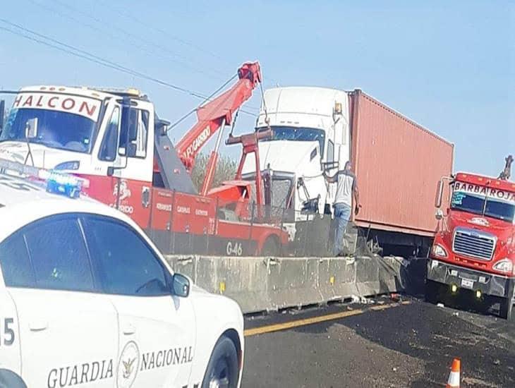 Camión pesado pierde el control y termina sobre muro de contención en Veracruz