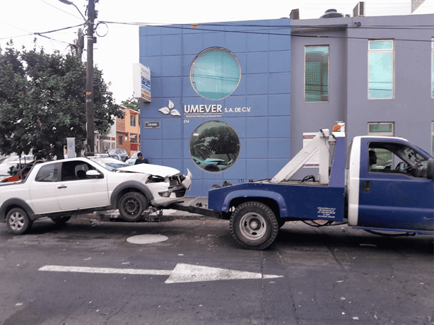 Colisión entre camioneta y taxi en fraccionamiento Reforma concluye sin heridos