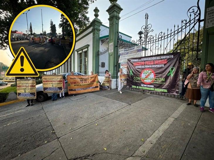 Bloquean avenidas 20 de Noviembre y Lázaro Cárdenas en Xalapa; rechazan Semefo en el panteón Palo Verde