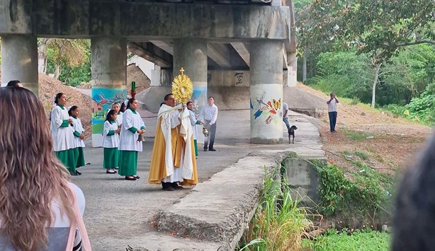 Católicos y evangélicos se unen en oración ante muerte de río en norte de Veracruz por sequía