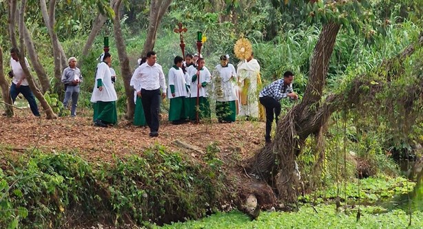 Católicos y evangélicos se unen en oración ante muerte de río en norte de Veracruz por sequía