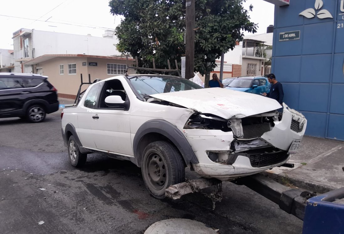 Colisión entre camioneta y taxi en fraccionamiento Reforma concluye sin heridos