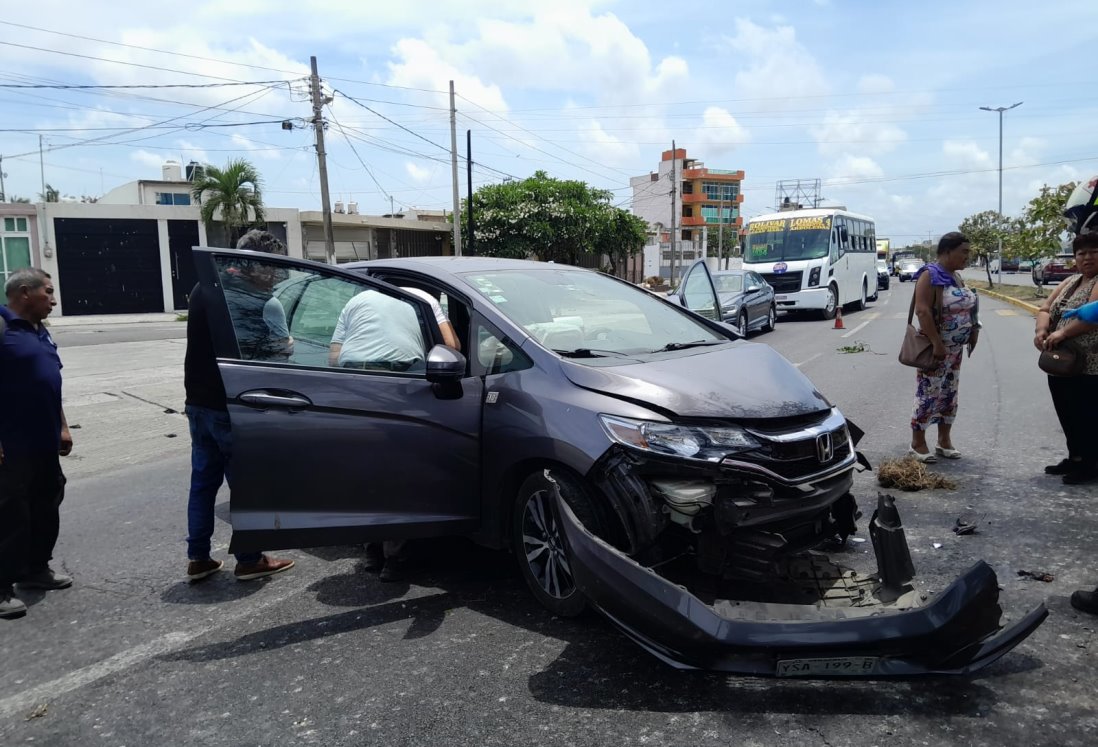 Conductora se estrella contra un árbol en avenida Cuauhtémoc