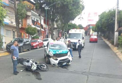 En Xalapa, taxi choca a motociclista en avenida 20 de Noviembre