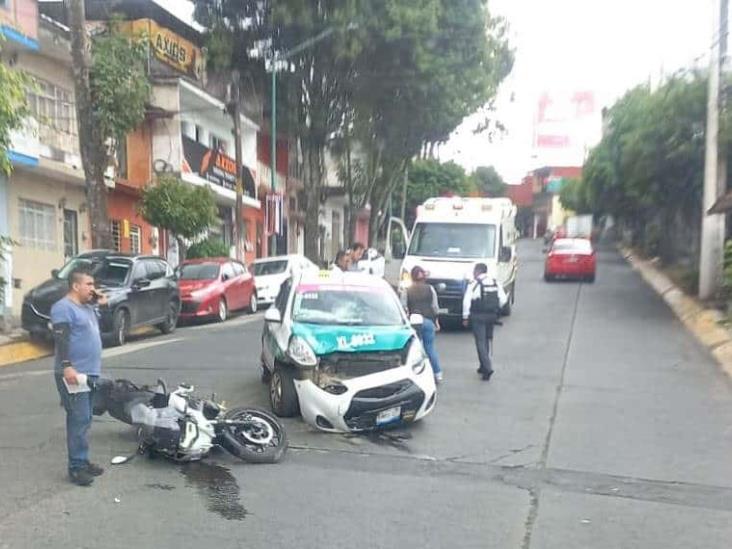 En Xalapa, taxi choca a motociclista en avenida 20 de Noviembre