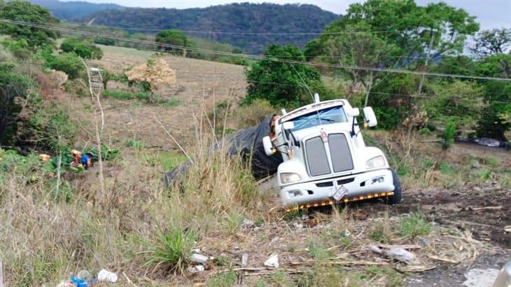 Tráiler se sale del trébol de Rancho Trejo, en Amatlán, roban su mercancía