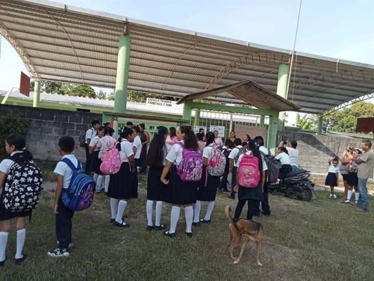 Se manifiestan en primaria de Poxtitlán, Misantla; reclaman falta de maestro