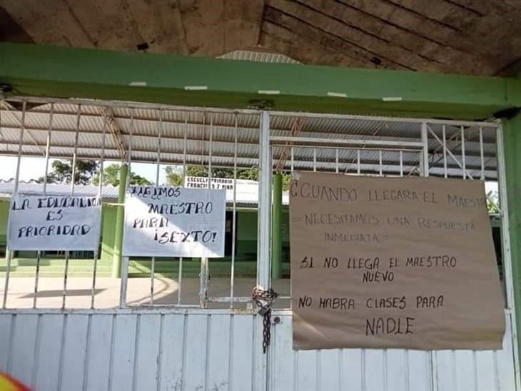 Se manifiestan en primaria de Poxtitlán, Misantla; reclaman falta de maestro