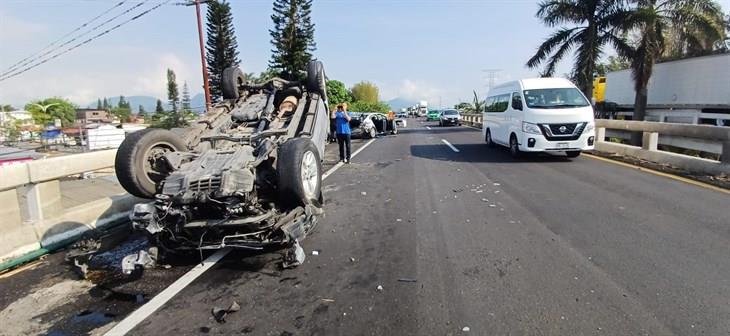 Se registra volcadura en la autopista Orizaba-Córdoba ¡por exceso de velocidad!