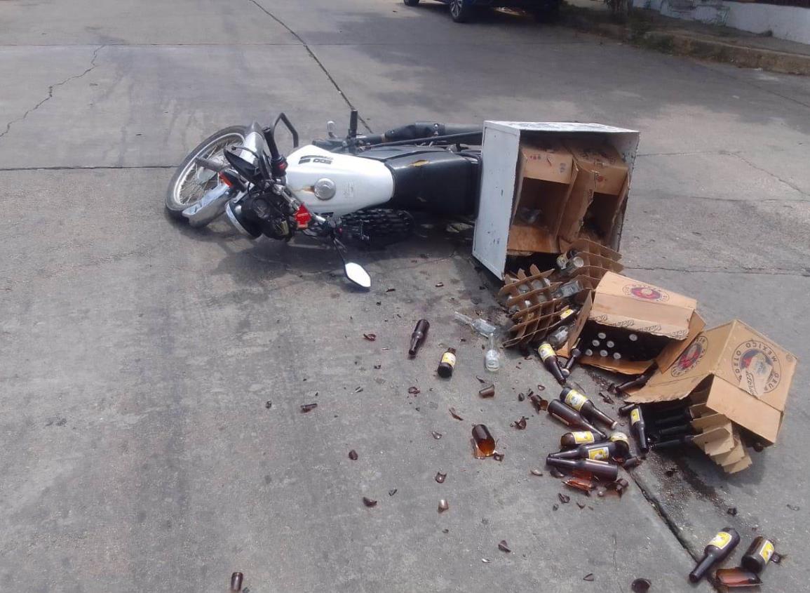 Motorepartidor de cervezas herido tras choque en Acayucan 