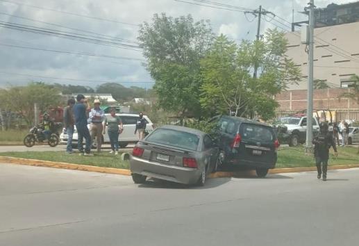 Mustang choca contra camioneta en bulevar Guízar y Valencia de Xalapa