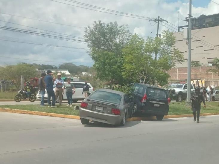Mustang choca contra camioneta en bulevar Guízar y Valencia de Xalapa
