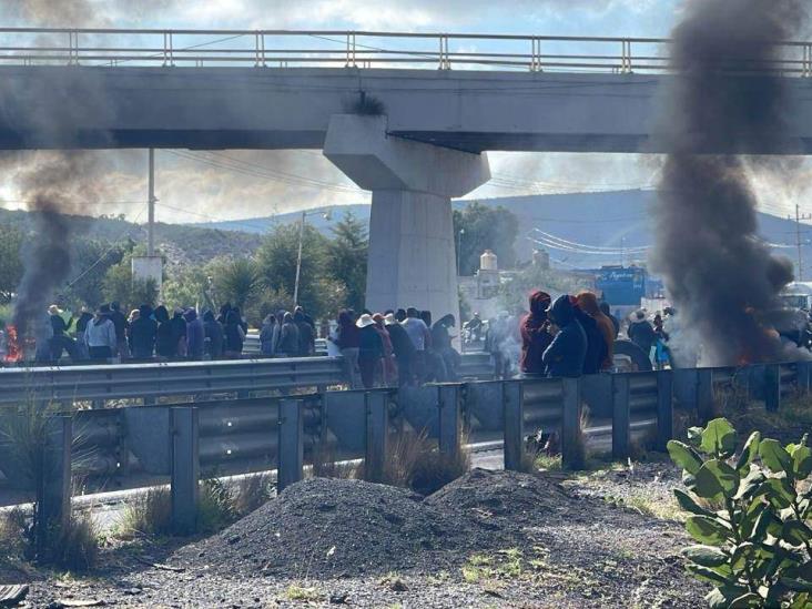 Caos vial en autopista Puebla-Veracruz por bloqueo; tras varias horas ya liberan vía