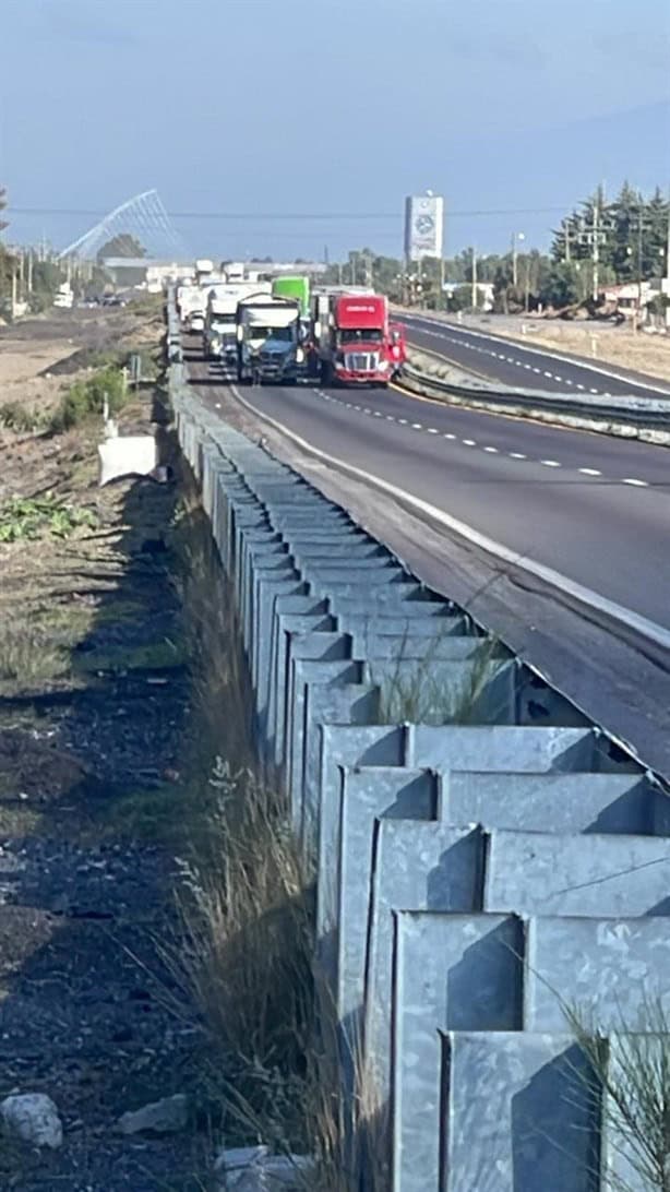 Caos vial en autopista Puebla-Veracruz por bloqueo; tras varias horas ya liberan vía