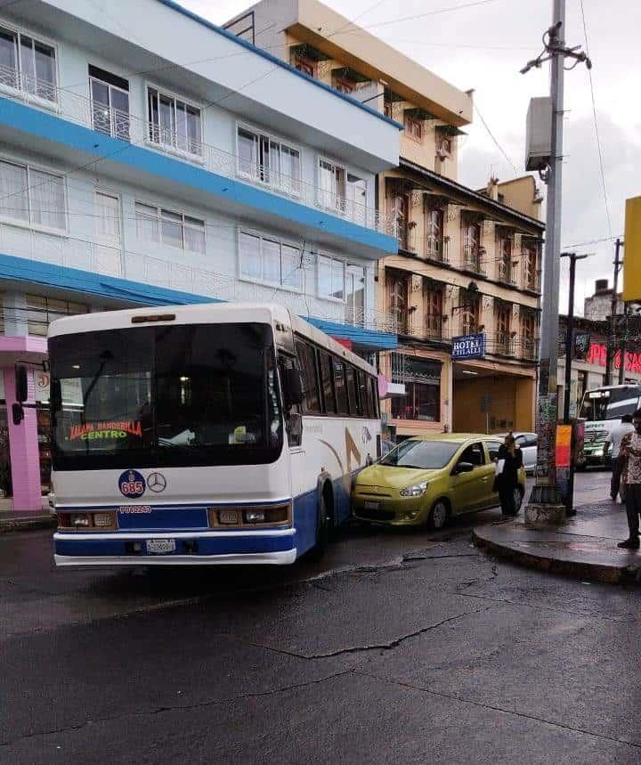 Choque entre autobús ATB y auto provoca caos vial en Xalapa