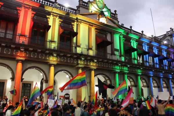 Mes del orgullo: lucen banderas arcoíris en Xalapa; ¡que viva la diversidad!