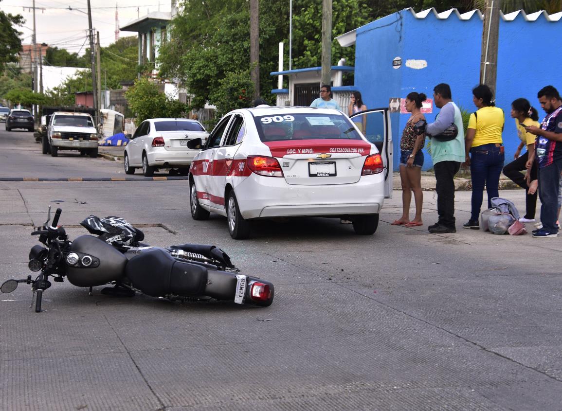 Motociclista menor de edad resultó herido tras impactarse contra un taxi