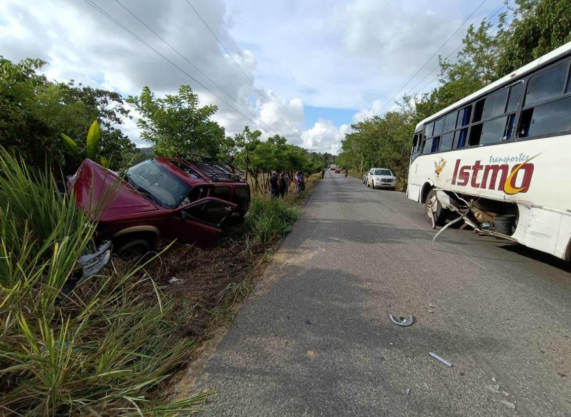 Fuerte colisión entre una camioneta y un autobús de pasajeros dejo solo daños materiales | VIDEO