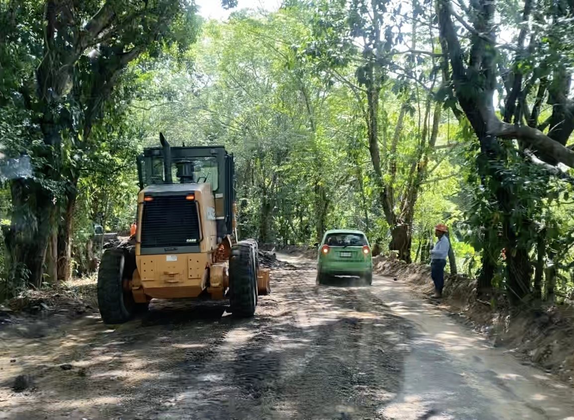 Rehabilitan carretera en el tramo  Agua Dulce - ejido La Esperanza