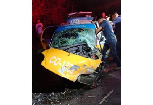 Aparatoso accidente en Soledad de Doblado, taxista pierde la vida