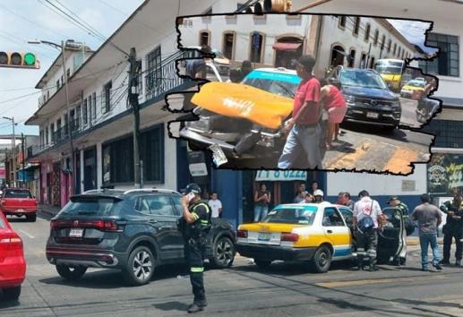 Choque entre taxi y camioneta particular en centro de Córdoba; hay dos lesionados