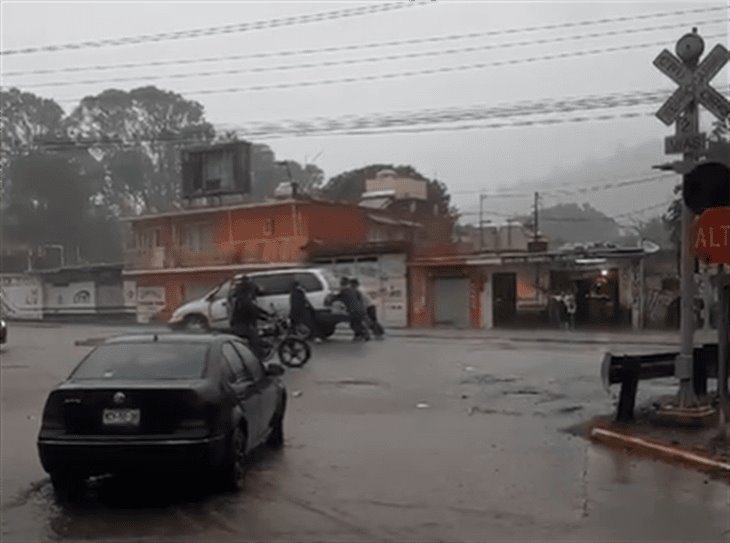 Seis héroes salvan a familia de ser arrollada por trenes en Ciudad Mendoza (+Video)