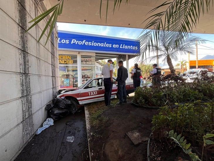 Taxista choca contra base del Puente Atirantado en Orizaba