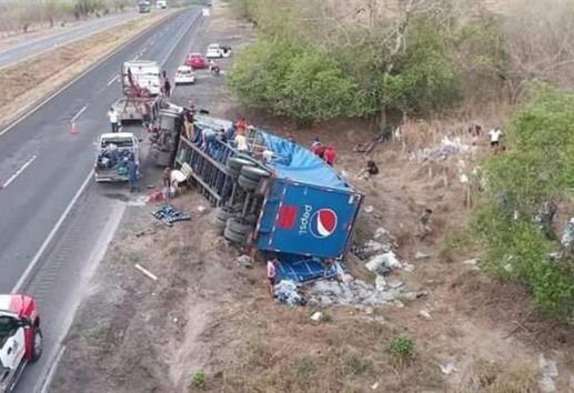 Vuelca tráiler refresquero sobre Autopista Córdoba- Veracruz, roban su mercancía